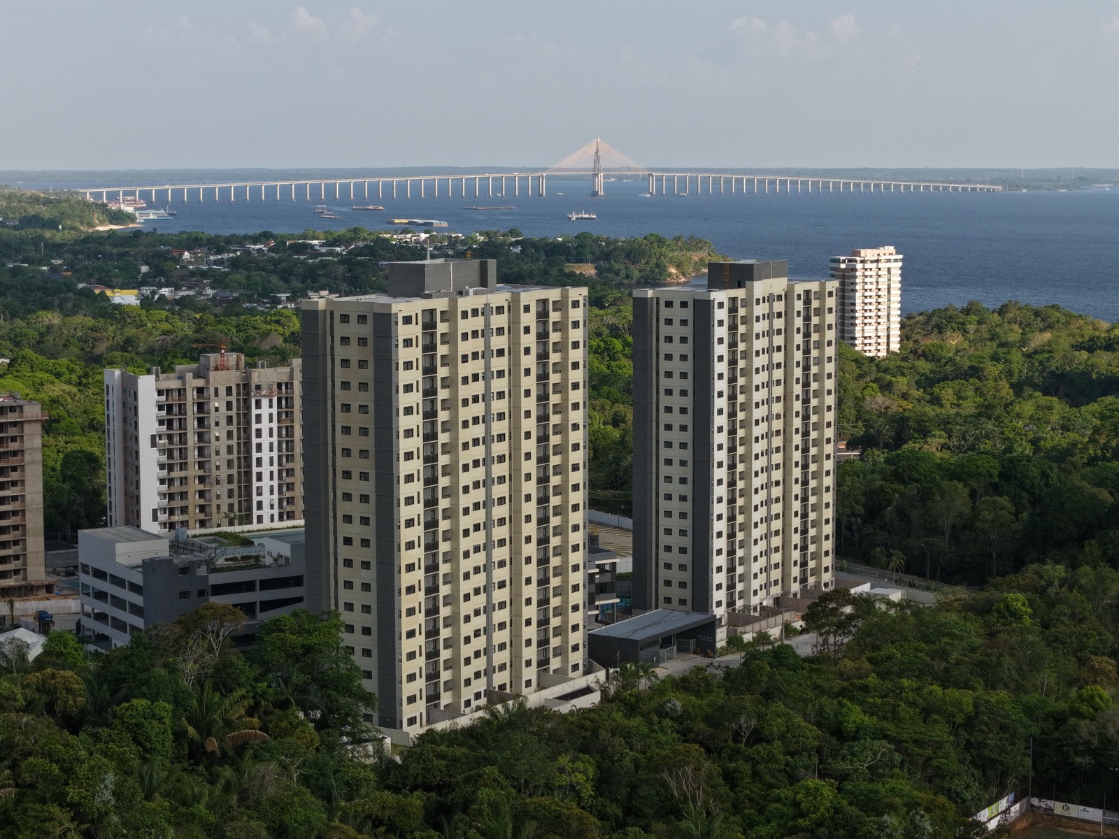 Foto real do Sensia Ponta Negra, com a Ponte Rio Negro ao fundo, em 31 de agosto de 2026